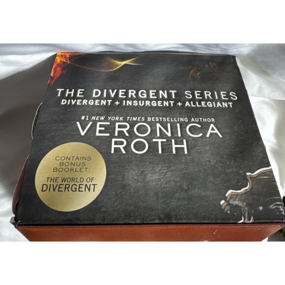 Divergent Series Box Set With Extra Booklet Hardback Veronica Roth NEW - Picture 2 of 8